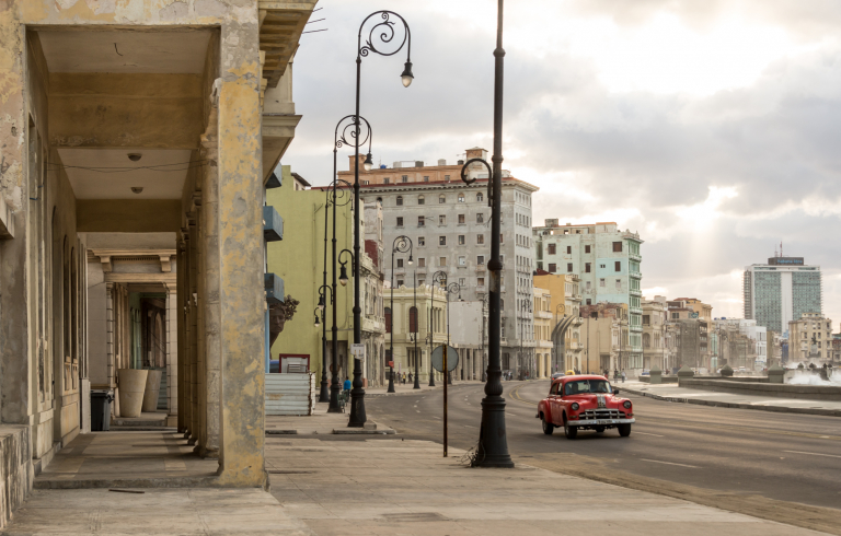 Arquitectura clásica de la habana, aceras con techo, Malecón de La Habana, Cuba 2016