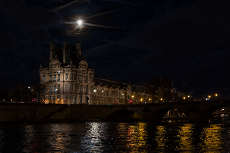 Museo del Louvre, noche luna llena, rio Sena, paris de noche, Paris, Francia 2018