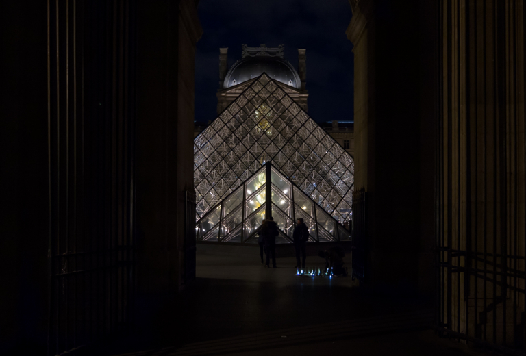 Arquitectura, La pirámide del Louvre, noche, Paris, Francia 2018