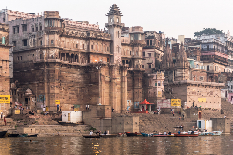Arquitectura en el Ganges, ghats, Varanasi, India 2015