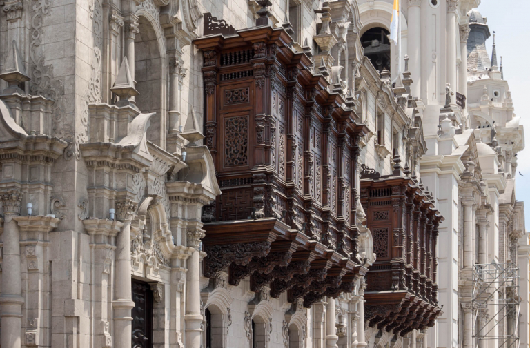 Arquitectura colonial, balcones de madera, Lima, Peru 2019