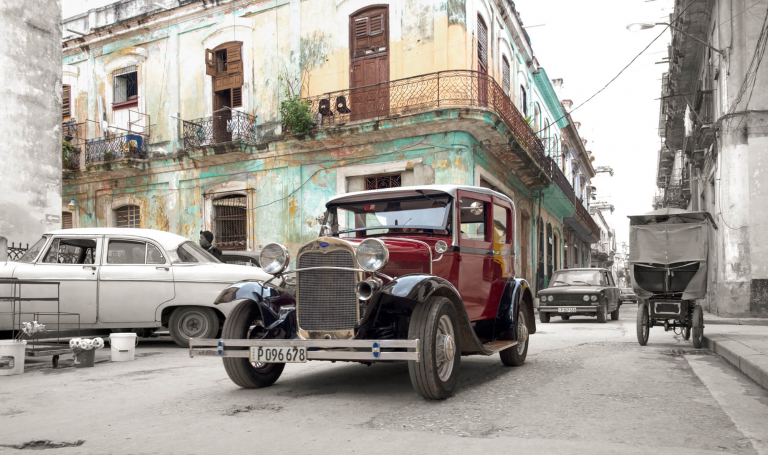 Foto B&W-color, Coches clásicos, calles de La Habana, Cuba 2016