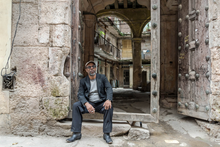 Sentado en el portal, Personajes de La Habana, Cuba 2016