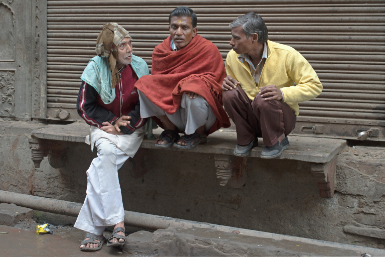 Reunión de hombres en la calle, Dholpur, India 2015