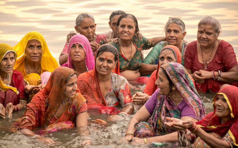 Baños rituales en el Ganges, Varanasi, India 2015