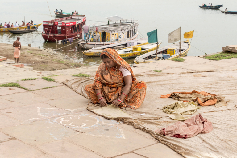 Mujer cosiendo en el Ghat, Varanasi, India 2015
