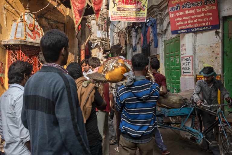 Traslado del muerto a la cremación, calles de Varanasi, India 2015