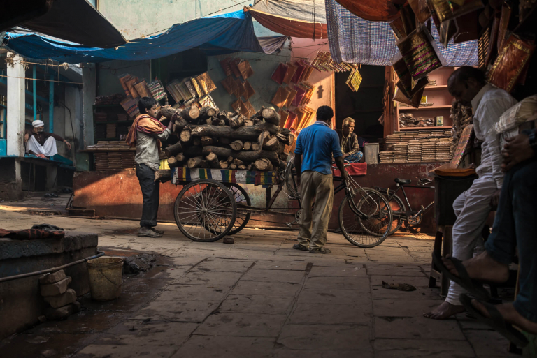 ritual cremación, troncos de madera, Varanasi, India 2015