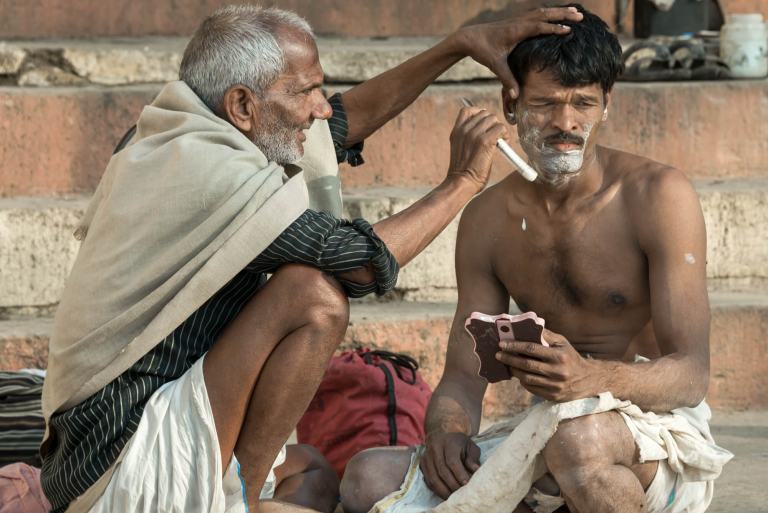 ritual varanasi, El afeitado en los Ghats, Varanasi, India 2015