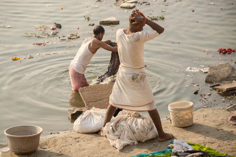 Lavando ropa en el río Ganges, Varanasi, India 2015