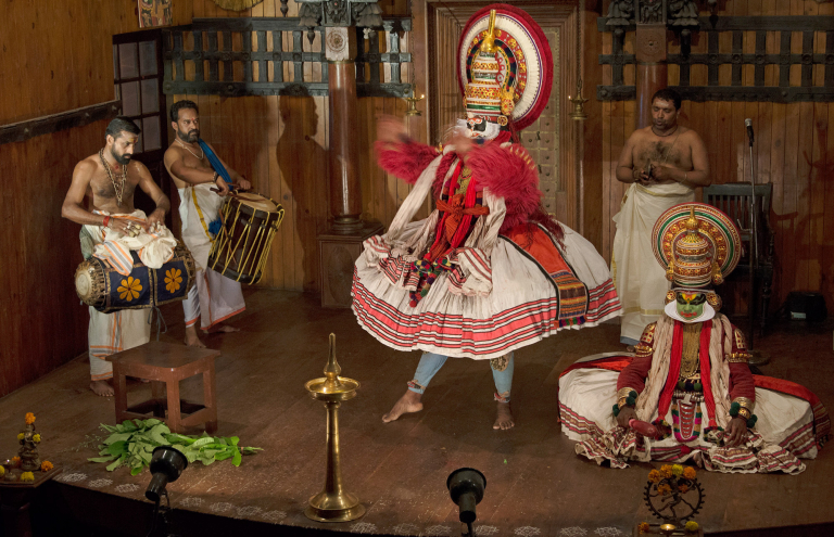 Obra de teatro danza, llamado Kathakali, típico de Kerala, India 2015