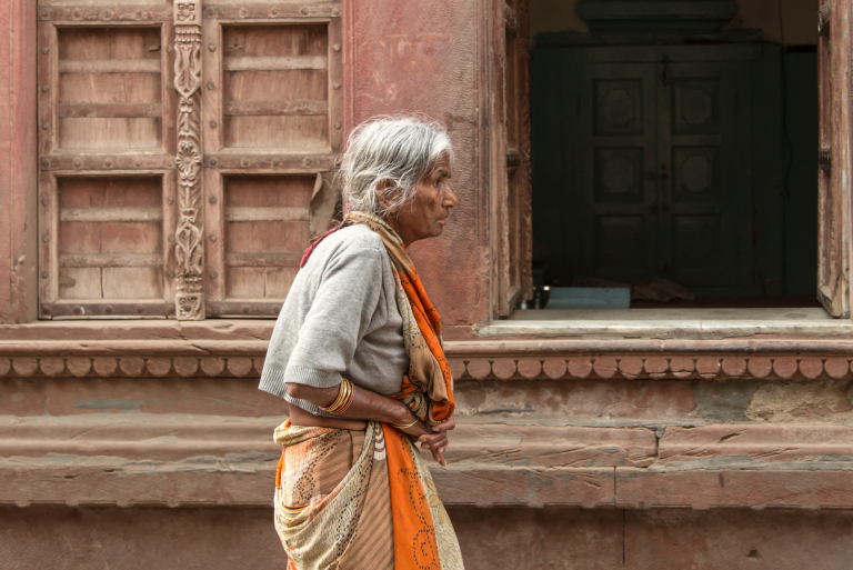 Mujer personaje caminando las calles de Bikaner, India 2015
