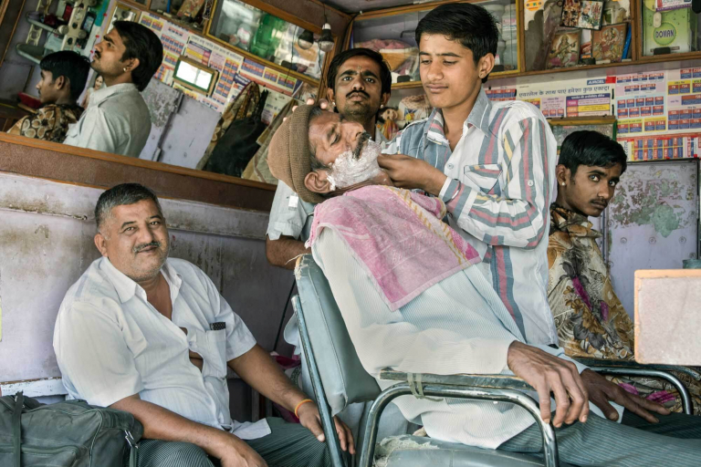 Retratos y hombre afeitándo, dentro de barbería, Jodhpur, India 2015