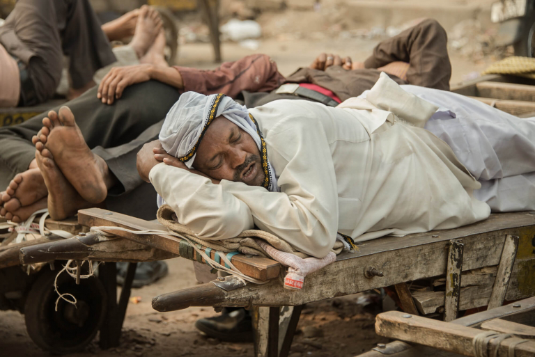Trabajador haciendo la siesta, Nueva Delhi, India 2015