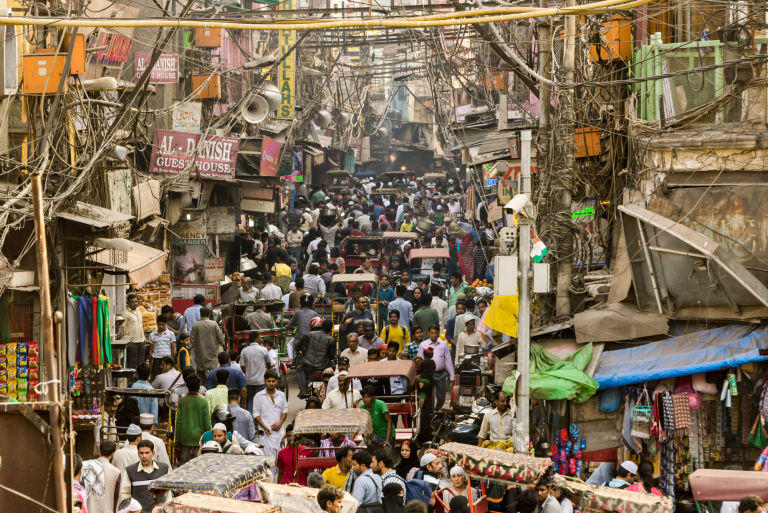 Tráfico, calles caóticas, Nueva Delhi, India 2015