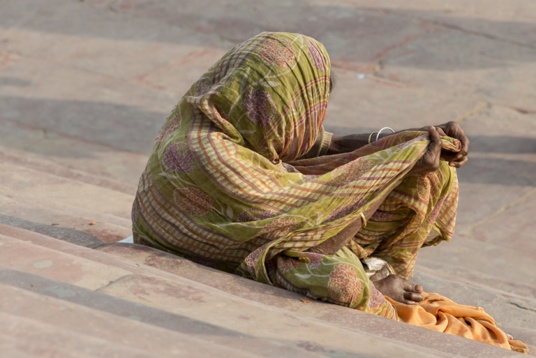 Mujer en escaleras de la mezquita, Nueva Delhi, India 2015