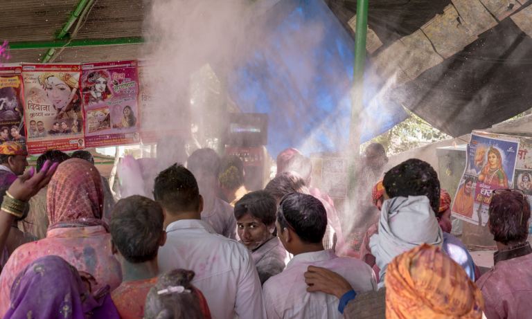 Mirada complice, retrato, Celebración del Holi, colores, Uttar Pradesh, India 2015