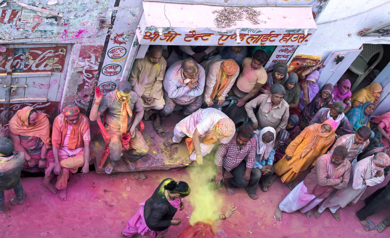 Celebración del Holi, colores, Uttar Pradesh, India 2015