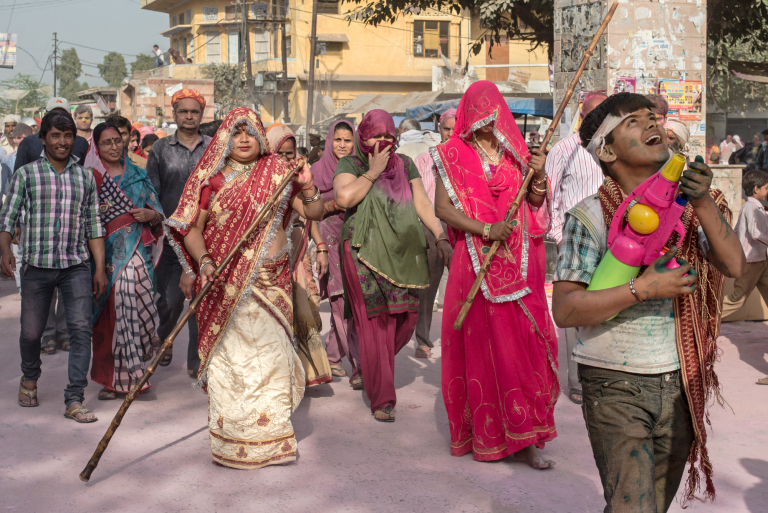 Mujeres Batalla con palos de bambu, Uttar Pradesh, India 2015