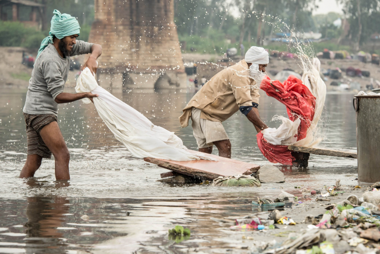 Lavando la ropa, río Yamuna, Agra, India 2015