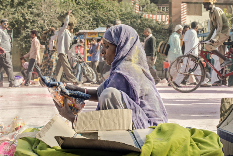 vendedora ambulante, holi, Uttar Pradesh, India 2015