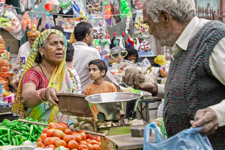 Mercado y vendedora, Bikaner, India 2015