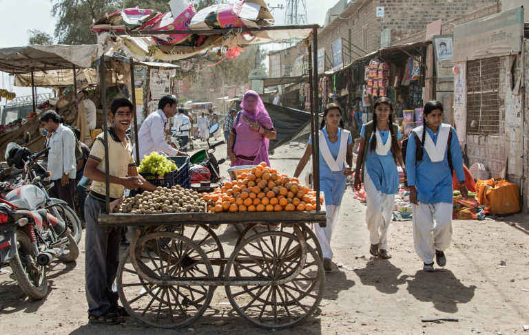 Vendedor ambulante, frutas, calle jaisalmer, Jaisalmer, India 2015