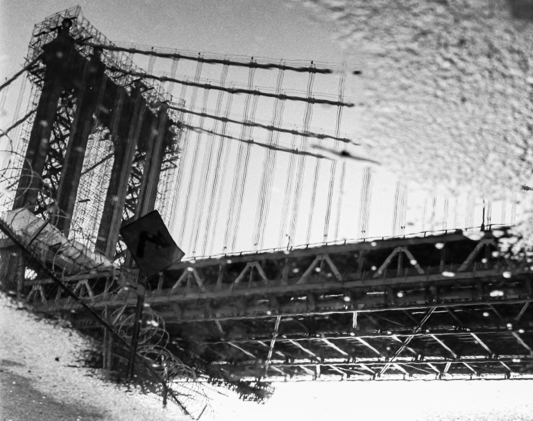 puente de brooklyn reflejado, puente reflejado en charco, reflejos, N.Y., EEUU, 2001 (35mm) N.Y., EEUU 2014