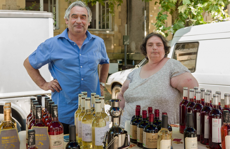 Vendedores de vino, Mercado de Bergerac, personajes, Francia 2020