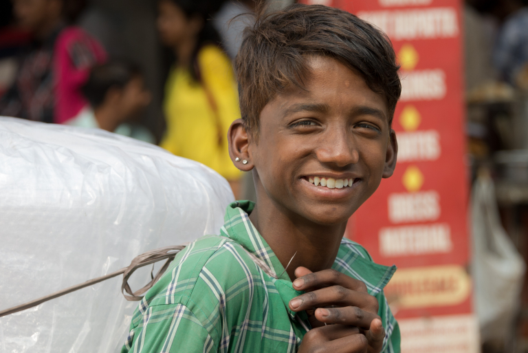 Retrato de joven cargando mercancia, Nueva Delhi, India 2015