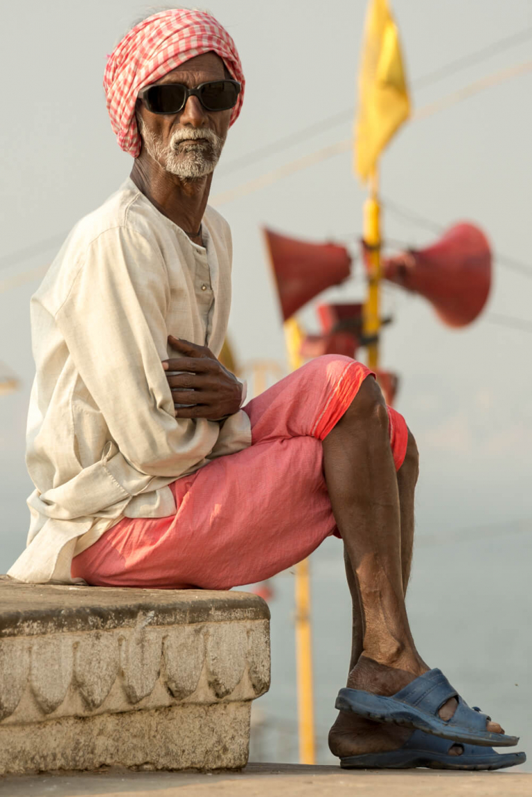 Retrato de hombre sentado en Ghat, Varanasi, India 2015