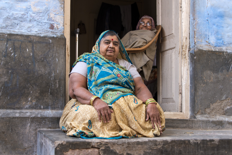 Retrato de mujeres sentadas en el portal, Jodhpur, India 2015