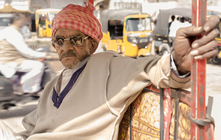 Retrato de conductor de rickshaw, Mathura, India, 2015