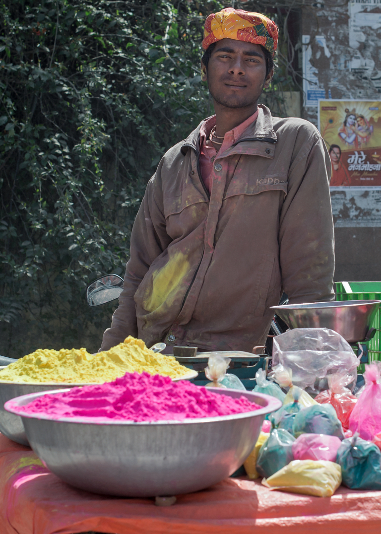 Retrato de vendedor ambulante, polvos de colores, celebración holi, Uttar Pradesh, India 2015