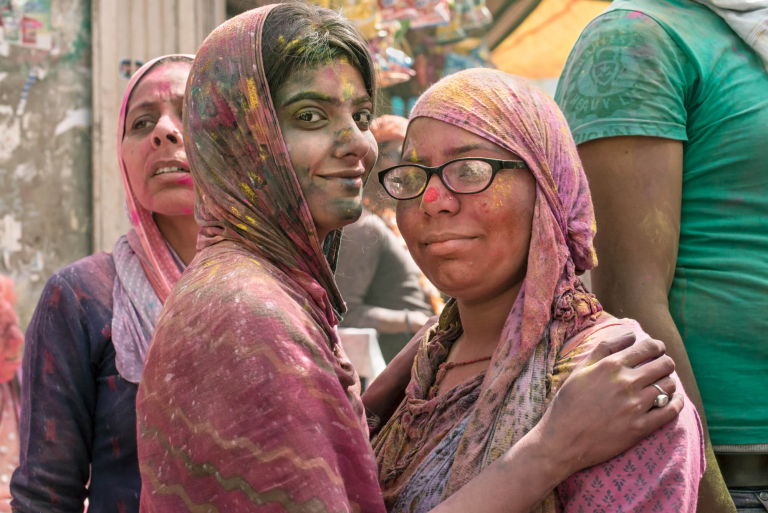 Retrato de madre e hija, celebración holi, Uttar Pradesh, India 2015