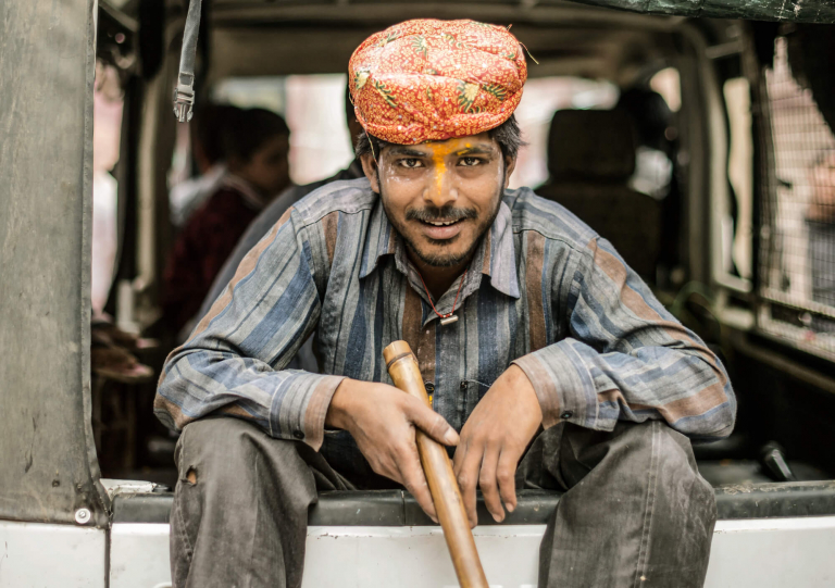 Retrato de joven en coche, celebración holi, Uttar Pradesh, India 2015