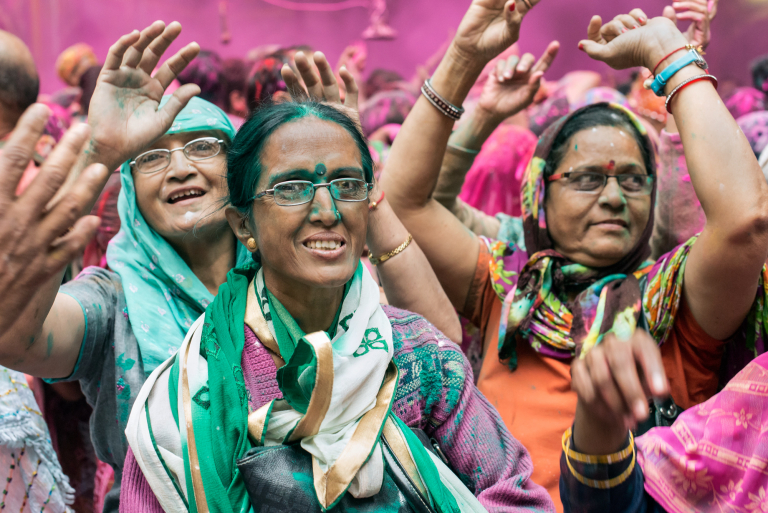 Retrato mujeres en celebración del holi, colores, Uttar Pradesh, India 2015