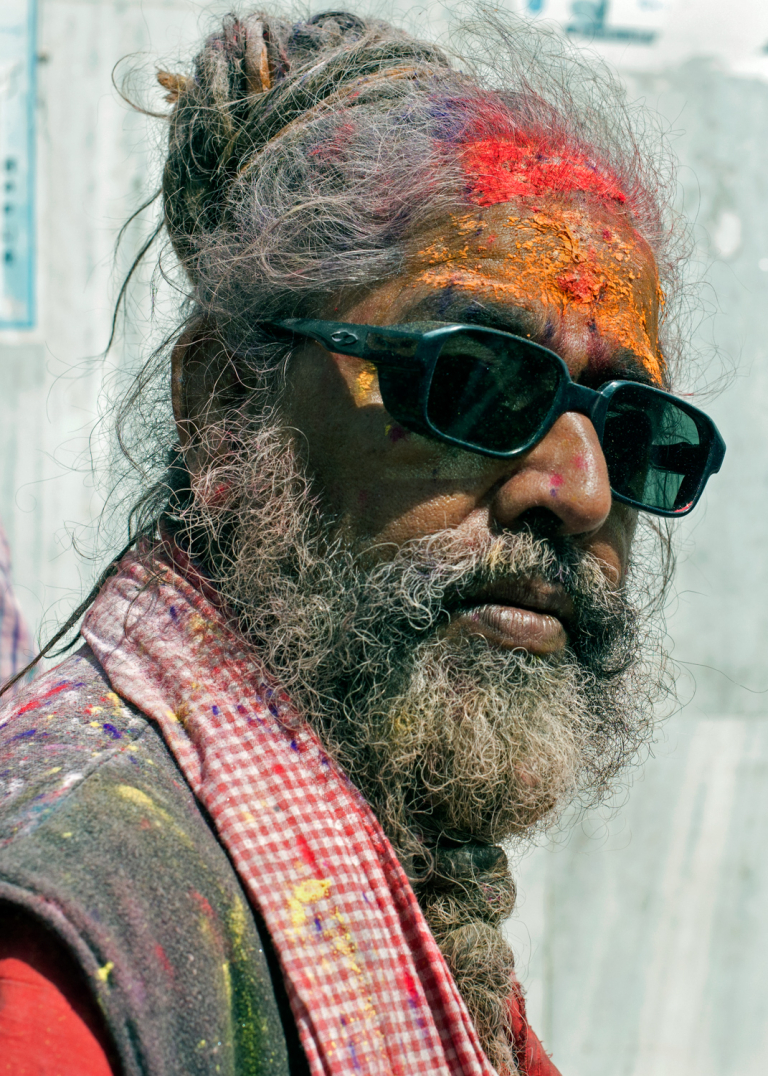 Retrato hombre rasta, celebración holi, colores, Uttar Pradesh, India 2015