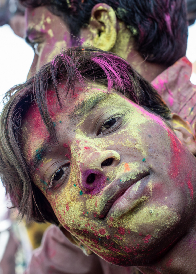 Retrato de joven, celebración holi, colores, Uttar Pradesh, India 2015