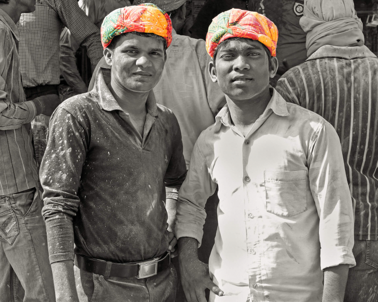 Retrato en B&W-color, jovenes, celebración holi, colores, Uttar Pradesh, India 2015