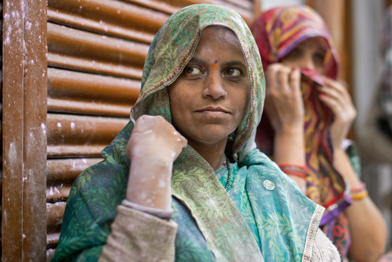 Retrato de mujer, celebración holi, colores, Uttar Pradesh, India 2015