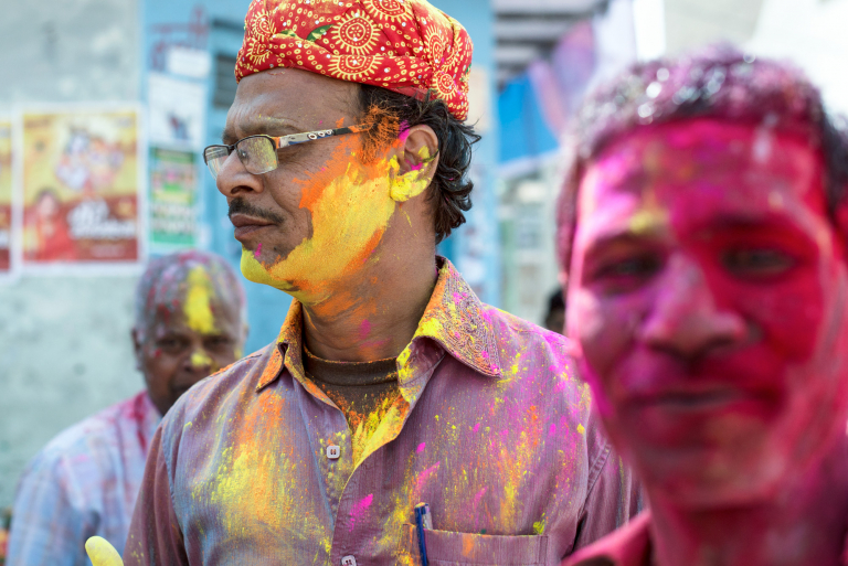 Retrato de hombres, celebración holi, colores, Uttar Pradesh, India 2015