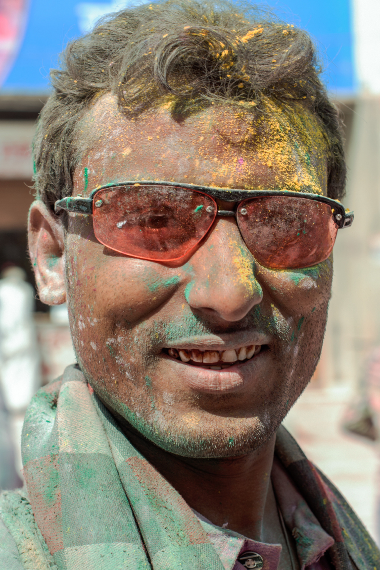 Retrato de hombre, celebración holi, colores, Uttar Pradesh, India 2015