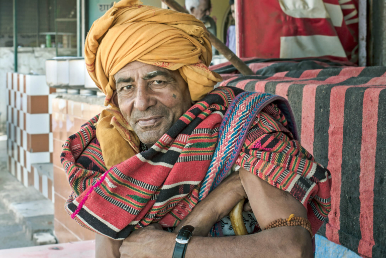 Retrato hombre, sonrisa complice, turbante, Mathura, India, 2015