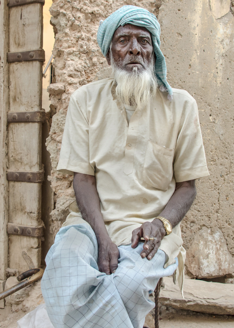 Retrato de hombre fumando, turbante, Mandawa, India 2015