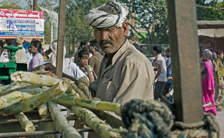 Retrato de hombre con turbante, Vendedor ambulante de jugo de caña de azúcar, Uttar Pradesh, India 2015