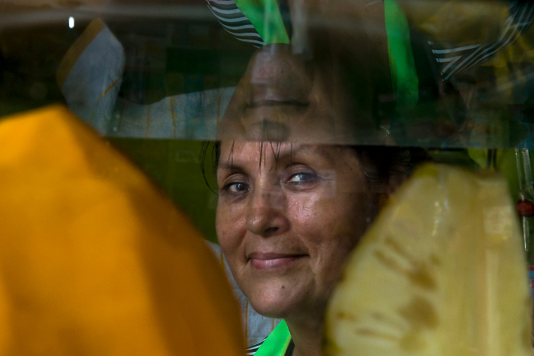 Retrato de vendedora de jugos naturales, mercado, Lima, Peru 2019