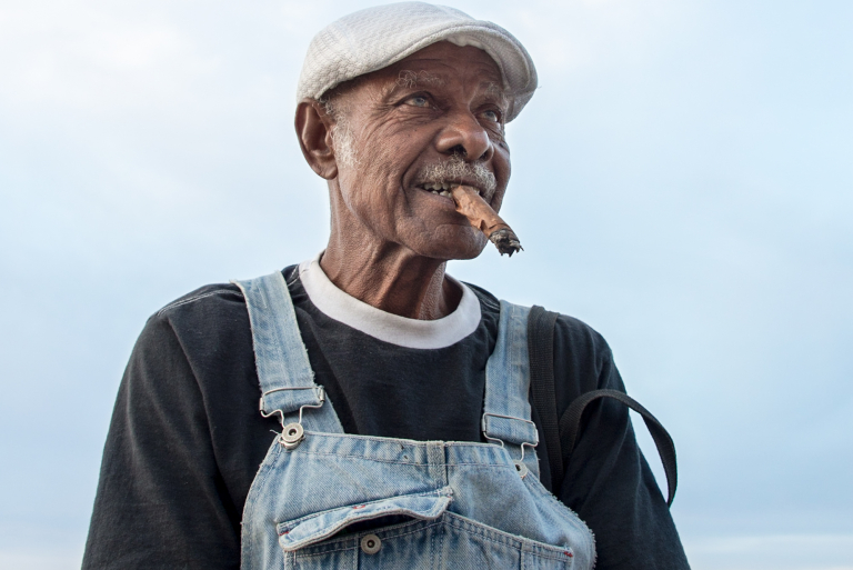 Retrato de hombre fumando habano, La Habana, Cuba 2016