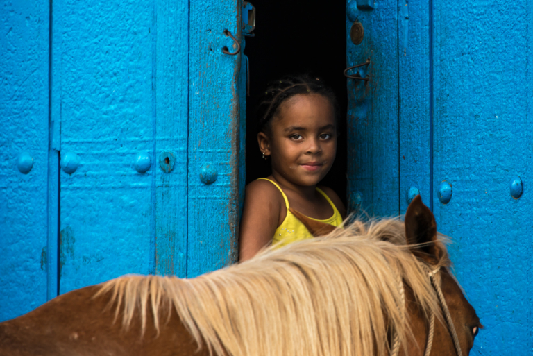 Retrato de Niña en portal con caballo, Trinidad, Cuba 2016