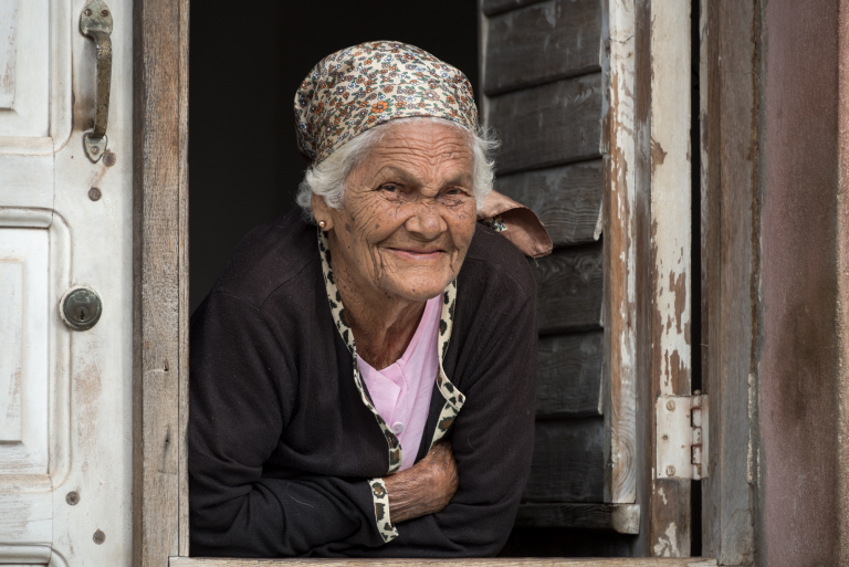 Retrato de señora mayor en la ventana, La Habana, Cuba 2016